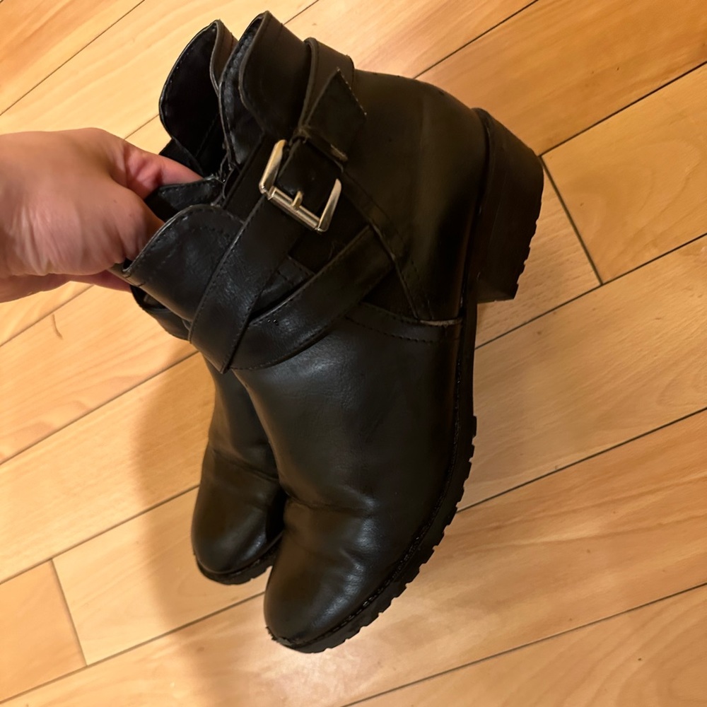 Hi I’m selling these Girls/women’s booties. Normal wear